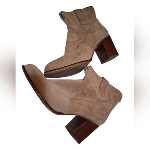 URBAN OUTFITTERS Suede Ankle Boots / Bootiess Brown  – Size 8 / 39